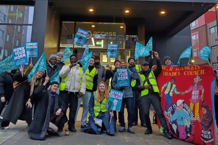 Accédez aux travailleurs du Creative College qui défendent l’éducation