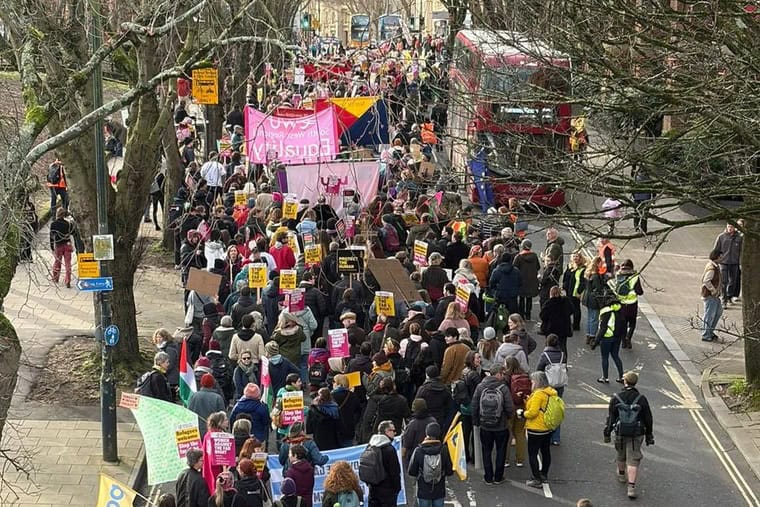 Les antiracistes s'unissent contre l'extrême droite dans toute la Grande-Bretagne