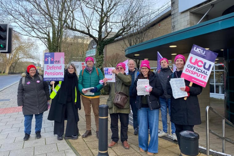 Les grévistes de l'université de Solent s'opposent aux réductions des régimes de retraite