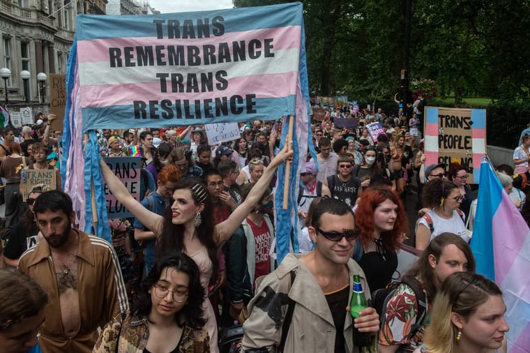 Lettres : Que peuvent faire les syndicats pour protéger les personnes trans+ ?