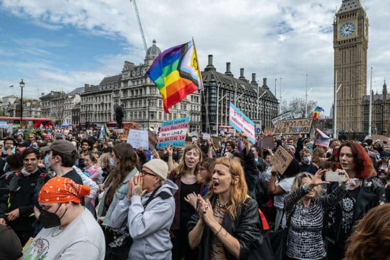 « Nos protestations ont repoussé le gouvernement » – Publication de nouvelles orientations sur les droits des trans+