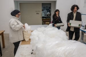 Emballage d'oreillers pour les réfugiés au Centre des Arts de Beyrouth