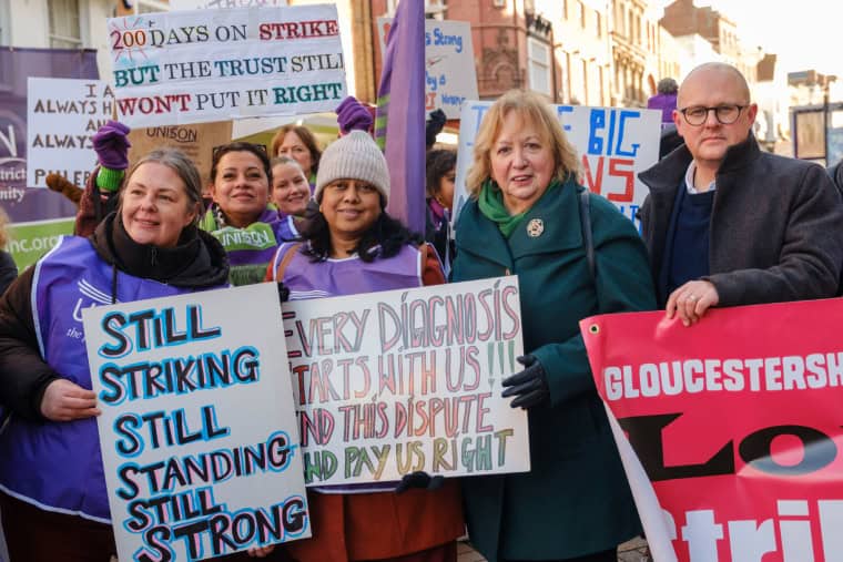 Bilan industriel : les travailleurs de la santé s'apprêtent à faire grève pendant un an