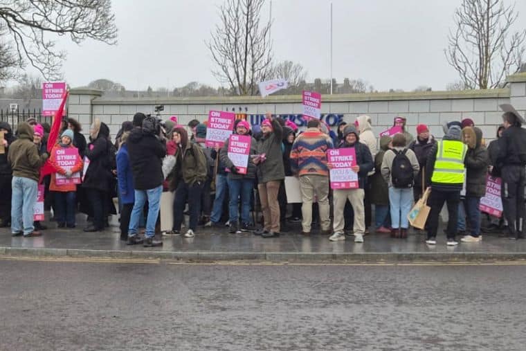 Les membres et sympathisants du syndicat UCU sur la ligne de piquetage à Aberdeen