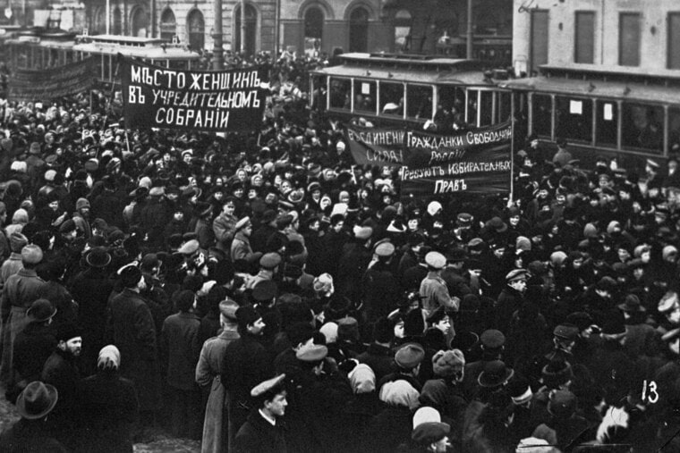 The working class marching on Saint Petersberg in 1917 (photo: WikipediaCommons)