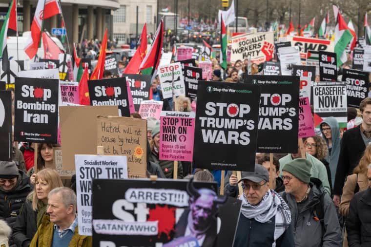 L’Iran s’embrase alors que les bombes américano-israéliennes sèment le chaos et l’effusion de sang