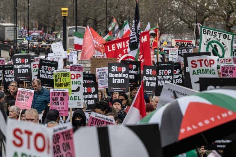 La manifestation en Iran fait rage contre l'attaque de Donald Trump et la complicité de la Grande-Bretagne