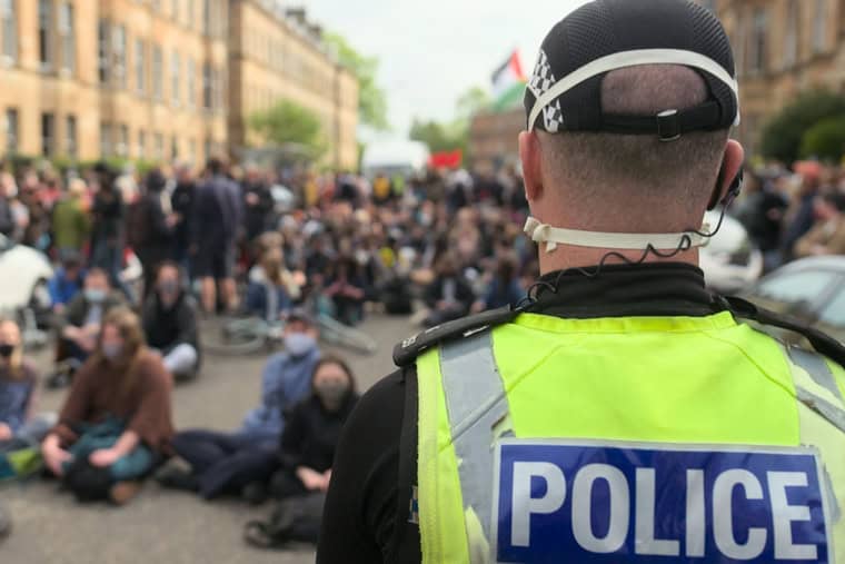 Les manifestants ont défié les ordres de la police et se sont assis sur la route