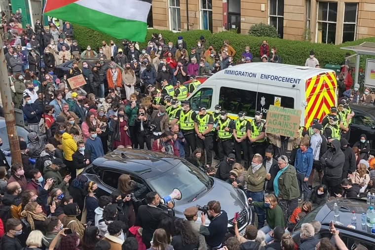 Les rôles ont été inversés : la police a désormais été bousculée par le peuple.