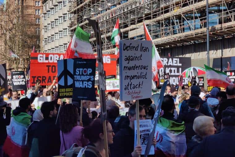 « Les États-Unis ne devraient pas faire la guerre à partir d'ici » : une manifestation à Londres demande d'arrêter de bombarder l'Iran