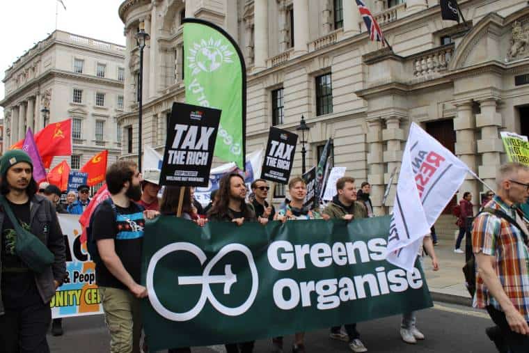 Les Verts s’organisent en marchant derrière une banderole