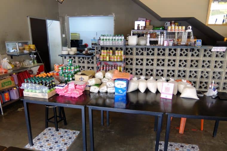 Table de banque alimentaire avec de la nourriture dessus