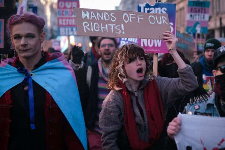 Victoire sur le sectarisme alors que la Haute Cour annule l’amende universitaire transphobe