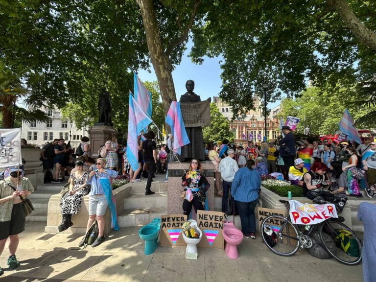 Des manifestants s'expriment sur la place du Parlement contre les nouvelles directives transphobes soutenues par le gouvernement