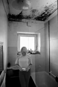 Sireena dans sa salle de bain, le plafond couvert de moisissure noire