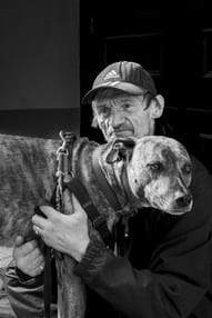 Greg avec son chien Roxy