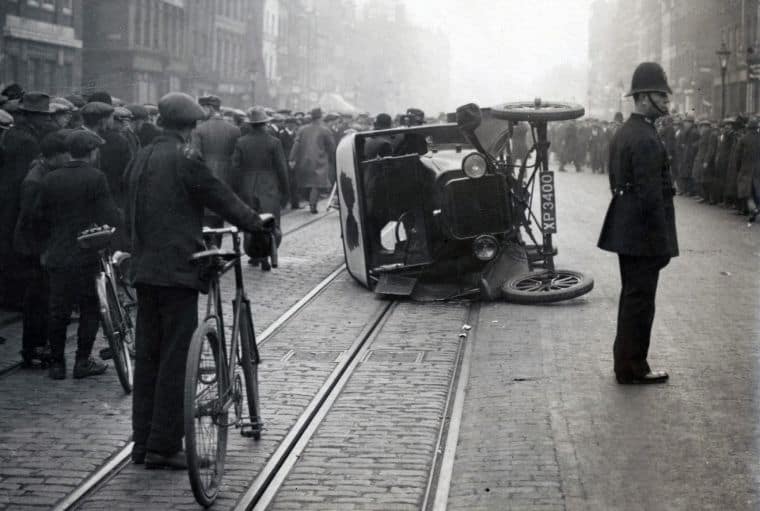 Voiture renversée à Londres pendant la grève générale. Crédit : Wikimédia Commons.