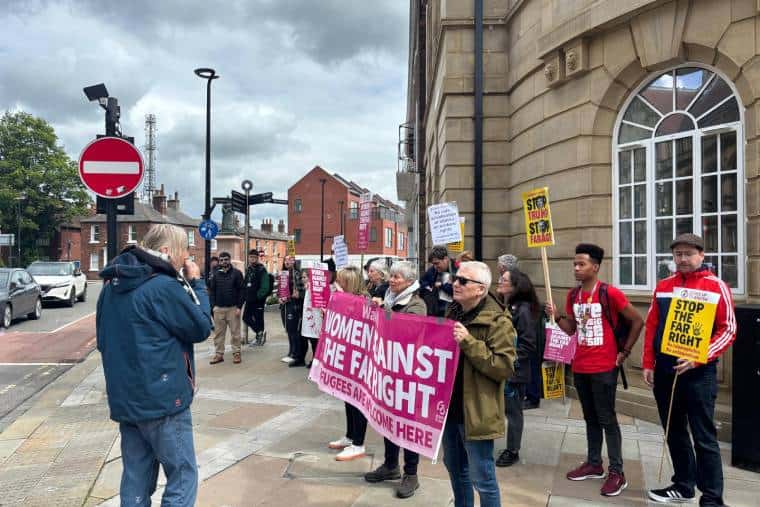 Manifestation au conseil de Wakefield alors que l'extrême droite Reform UK prend le contrôle