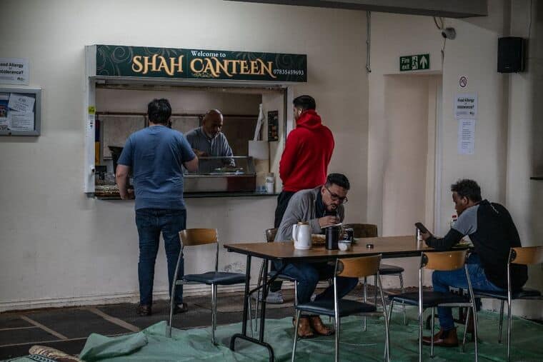 La Shah Canteen est gérée par la mosquée Abu Bakr Jamia Masjid de Southampton et s'adresse à tous. Zahir Ahmed s'est dit effrayé par « les programmes que les pays avancés avancent jour après jour » (Photo : Guy Smallman)