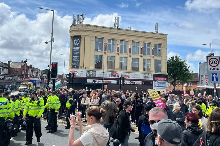 Des centaines de personnes dans les rues de Liverpool