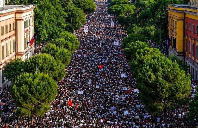 Au cœur de la « révolution Flamingo » : l’Albanie en révolte contre l’accaparement des terres par Kushner et Trump