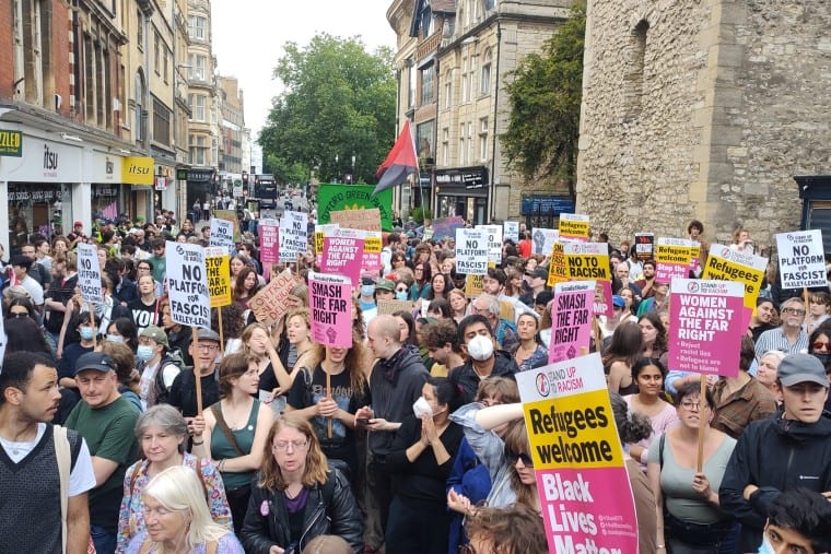 Des antiracistes humilient Tommy Robinson à Oxford