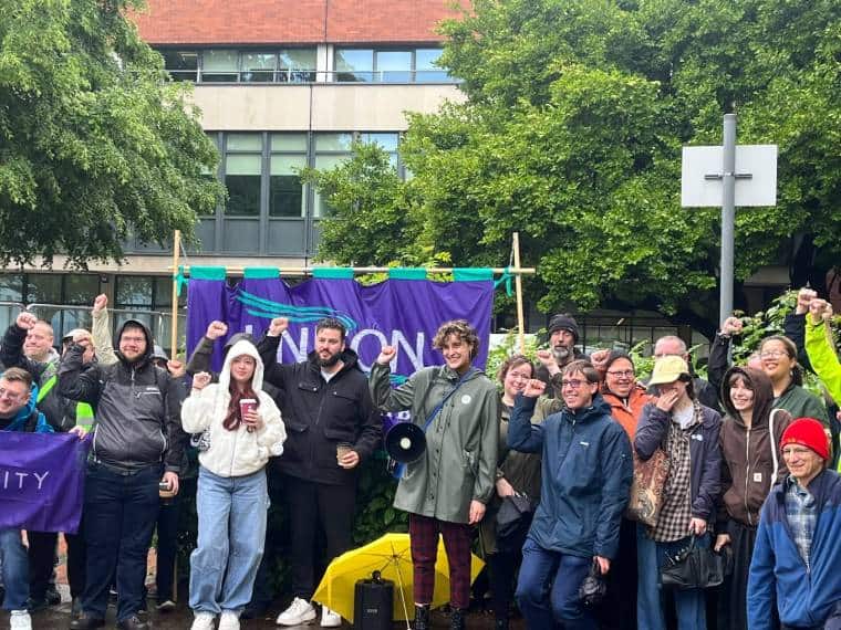 Les travailleurs d'AQA en grève à Manchester