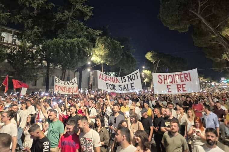 Les Albanais sont en colère contre l’accaparement de terres soutenu par les États-Unis
