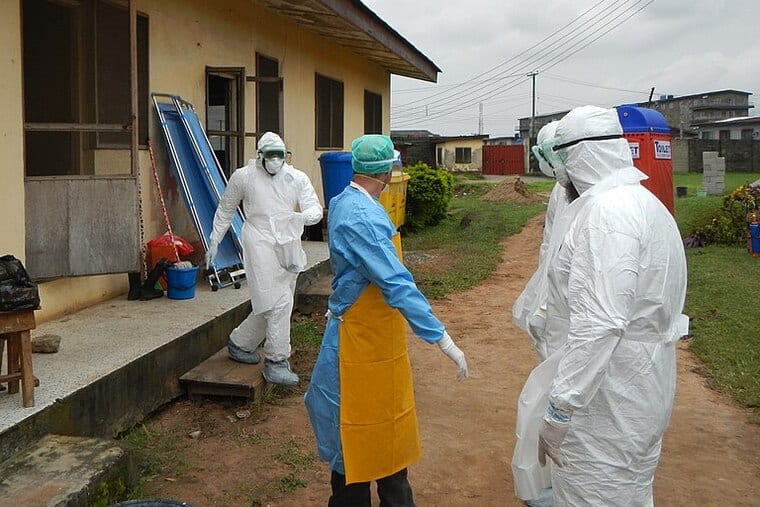 Les médecins nigérians ont reçu un équipement de protection adéquat lors de l'épidémie d'Ebola en 2014.