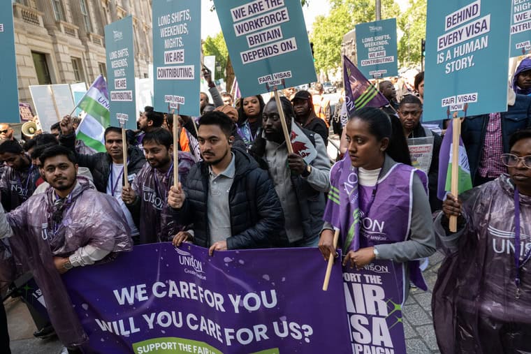 Rencontrez les travailleurs sociaux migrants qui se chargent des expulsions