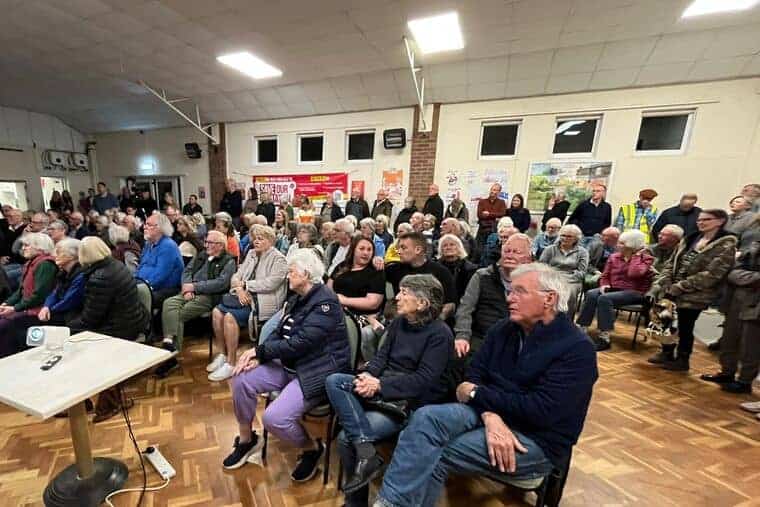 Une campagne de masse sauve les casernes de pompiers de la hache