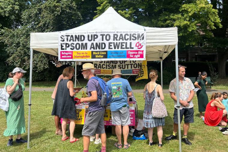 Unité à Epsom après un pogrom d’extrême droite