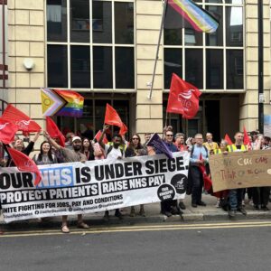 Le rassemblement de l’Est de Londres fait rage contre les réductions du NHS et défend le représentant syndical