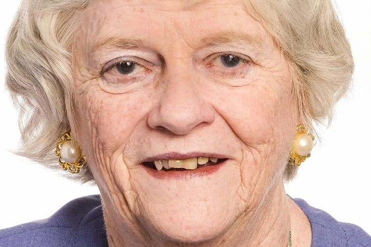 Ann Widdecombe est strictement morte ! Ne laissez pas les médias nous forcer à pleurer un fanatique