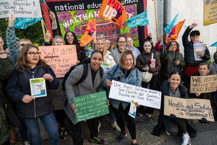Construire des écoles se bat pour une augmentation de salaire entièrement financée