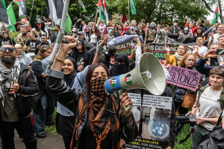 Photo d'une manifestation devant Old Bailey le jour où quatre militants directs du Filton 25 ont été condamnés à une peine de prison pour des liens avec le terrorisme