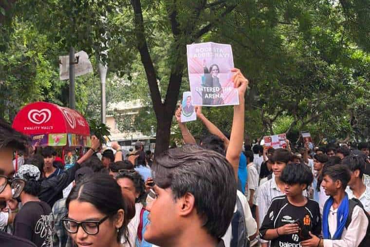Tens of thousands of people celebrated as minister resigned