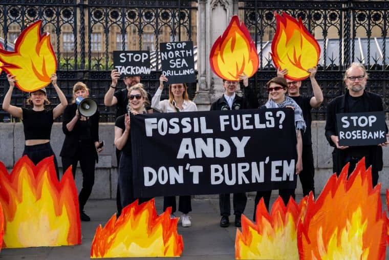 Les militants de Fossil Free London manifestent à Downing St contre le pétrole de la mer du Nord le 2 juillet 2026