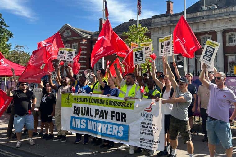 Une cinquantaine de travailleurs du syndicat Unite ont rejoint le rassemblement à l'hôpital Maudsley jeudi.
