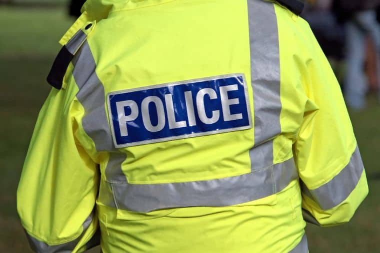 Un autre cas de violence choquante envers des femmes de la part d'un policier en activité