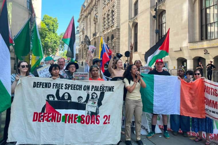 Une manifestation palestinienne aux côtés de Sarah Cotte au tribunal d’Old Bailey