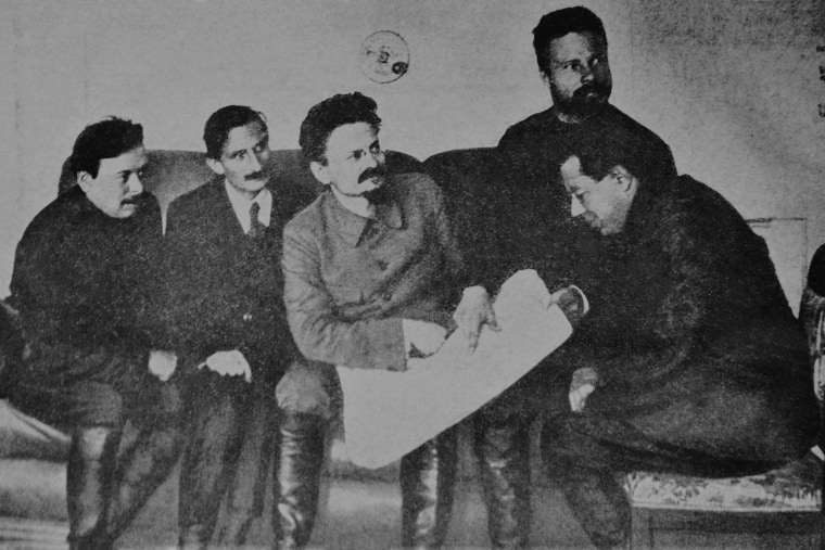 Trotsky avec ses camarades en Ukraine.
