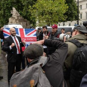 Les antifascistes de l'ouest de Londres pleuvent sur le défilé de l'UKIP