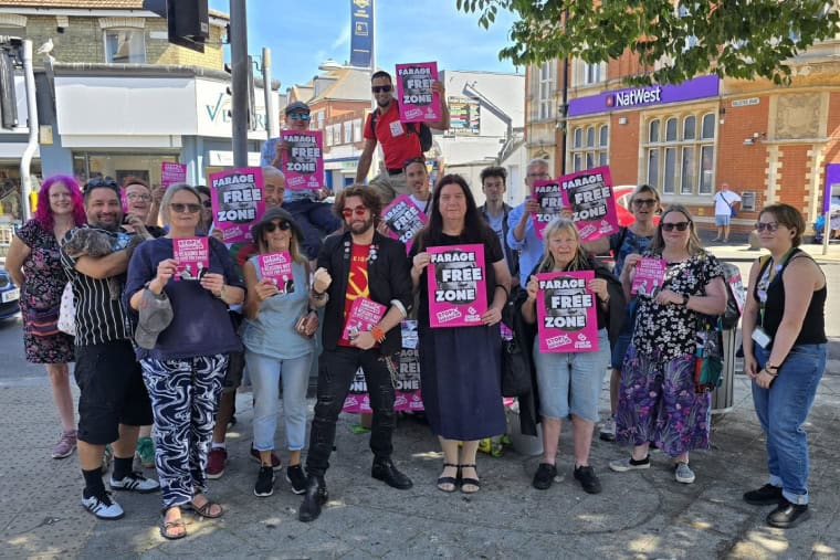 Les militants font campagne avant l'élection partielle de Clacton contre le candidat du parti d'extrême droite Reform UK, Nigel Farage.