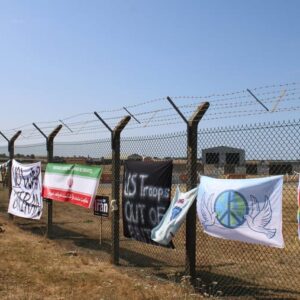 Les manifestants à la base de la RAF sont en colère contre la complicité de Burnham