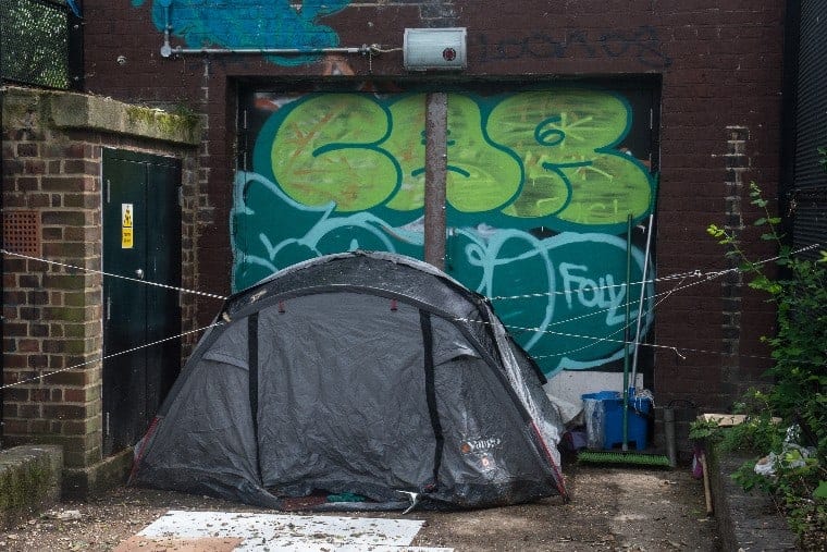 Logement d'une personne sans abri, une tente dans une rue arrière de la ville
