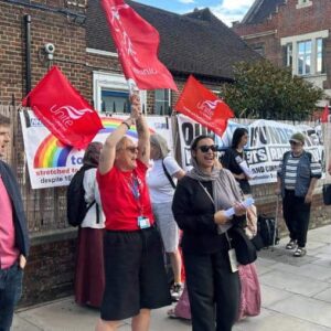 Les travailleurs du NHS poussent à la grève alors que les suppressions menacent des milliers d’emplois