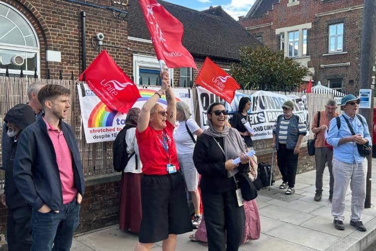 Les travailleurs du NHS poussent à la grève alors que les suppressions menacent des milliers d’emplois