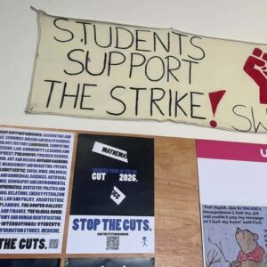 Une exposition d'art étudiante est organisée contre les coupes budgétaires dans les universités