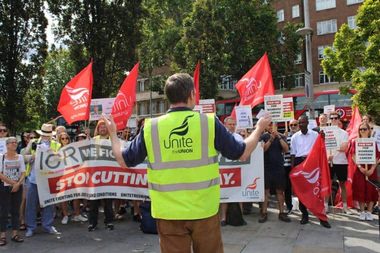 Les membres du syndicat Unite se rassemblent à l’Institut de recherche sur le cancer le 30 juin
